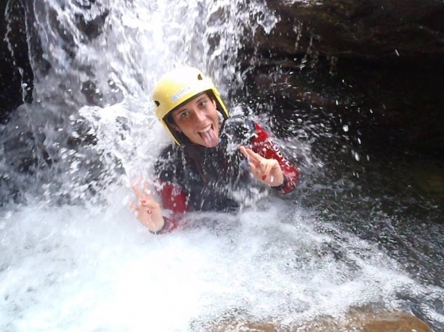  Bajo una cascada 